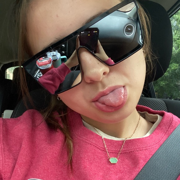 Meet your Posher, Kendra - Picture 3 of 4